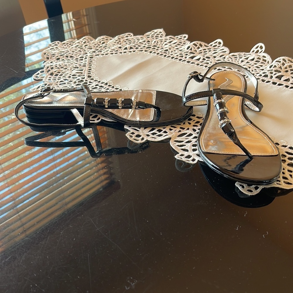 Women size 8 sandals black color flip flop style with back - Picture 6 of 7